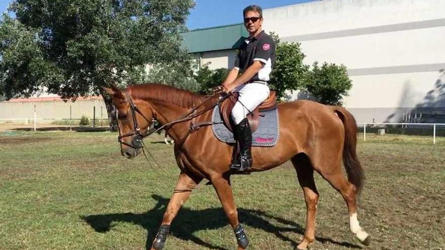 Jesús Garmendia, durante la inspección de la pista en León.