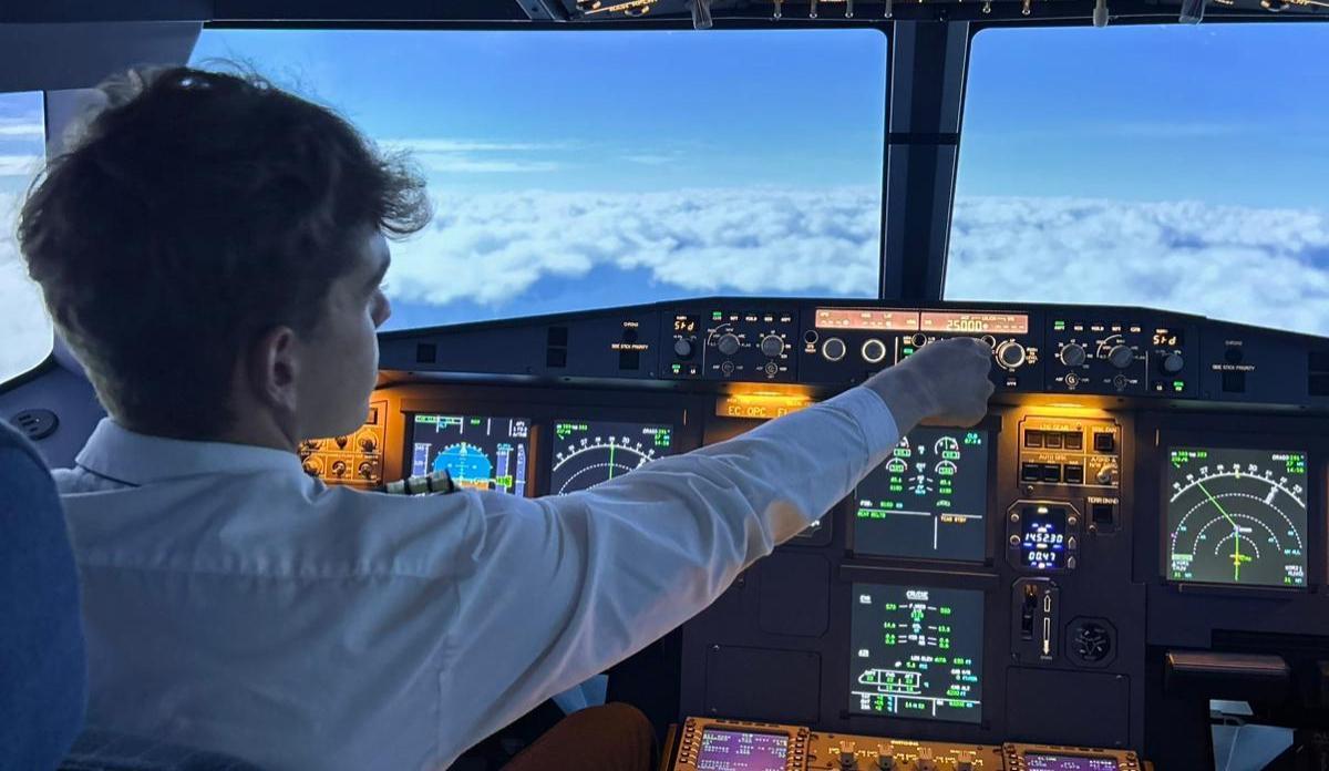A sus 20 años trabaja como instructor de vuelo en una escuela de aviación.
