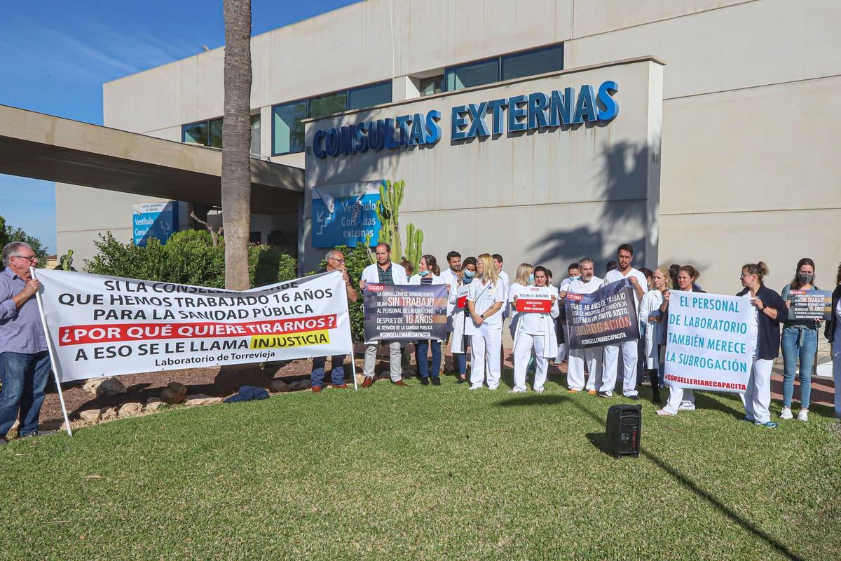 Protesta de trabajadores del Hospital de Torrevieja que iban a ser despedidos