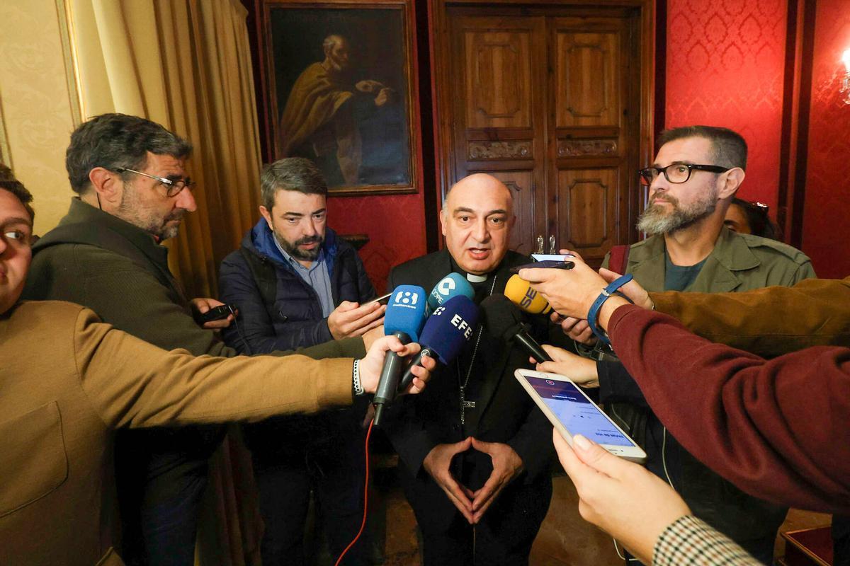 El arzobispo de Valencia, Enrique Benavent, atendiendo a los medios de comunicación hoy.