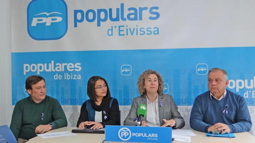 El grupo del PP de Sant Josep, ayer en rueda de prensa en la sede insular del partido.