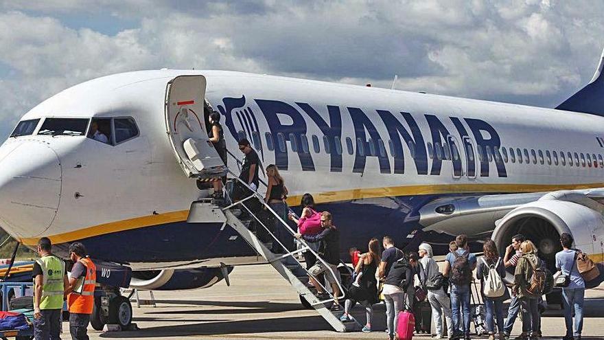 Passatgers embarcant en un avió de Ryanair a Girona, en una imatge d&#039;arxiu.