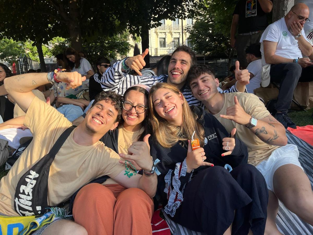 El grupo de jóvenes zamoranos, a la espera de la llegada del papa por su calle.