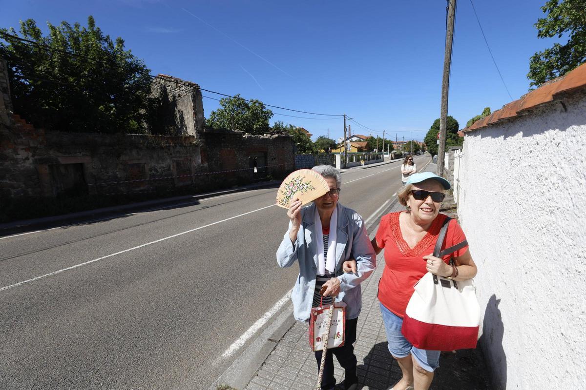Los vecinos urgen derribar unas casas en ruina para ampliar el parque de Los Pericones en Gijón (en imágenes)