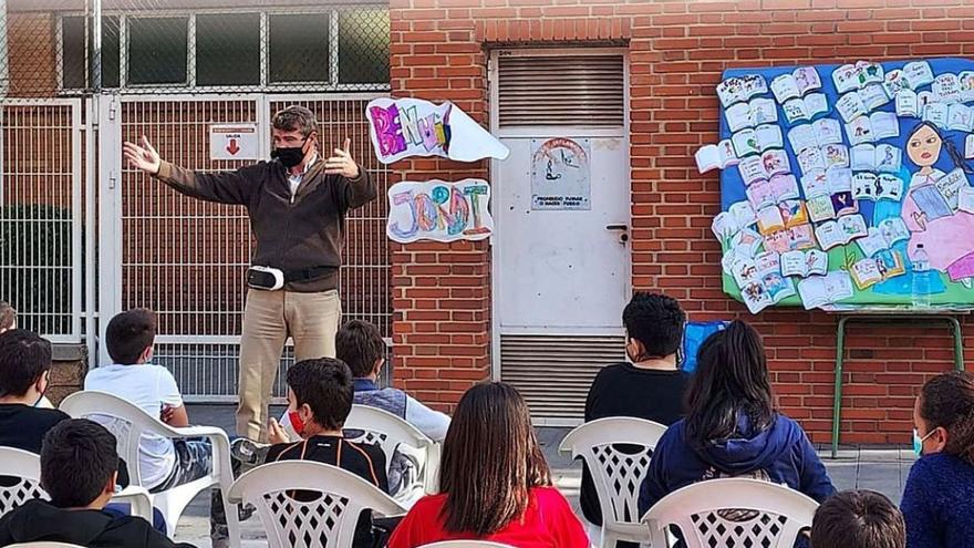 Jordi Raül Verdú, a l’escola de Quart de Poblet. | FOTOS DE LEVANTE-EMV.