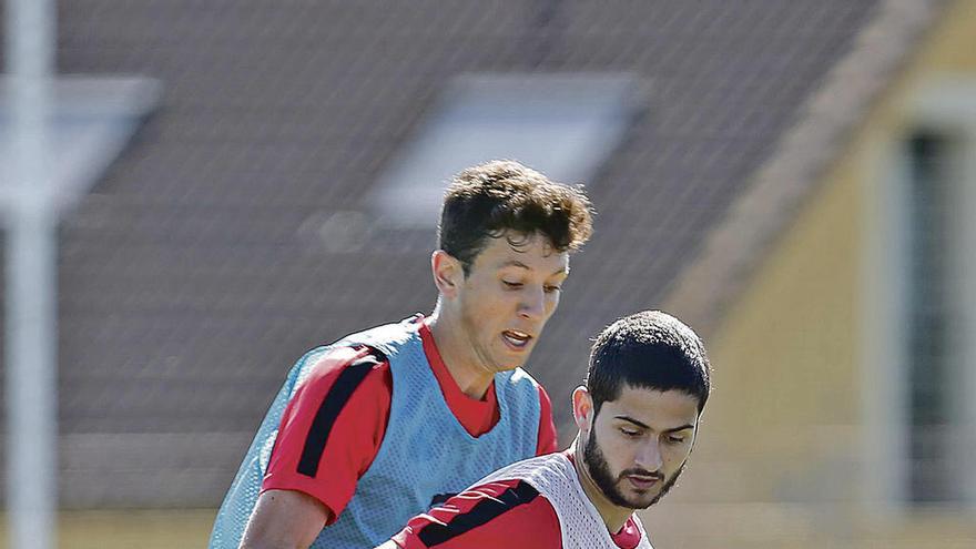 Nacho Cases protege un balón ante la presión de Vesga en el entrenamiento de ayer.