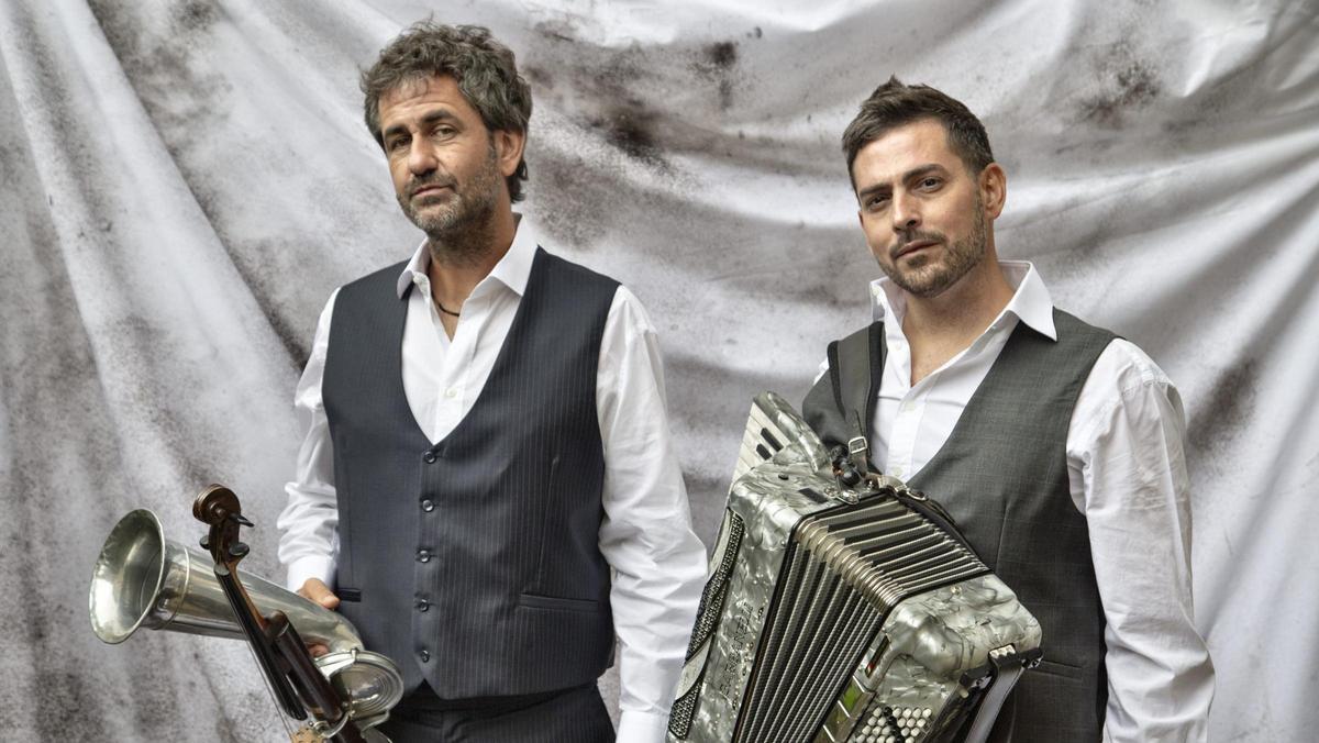 Jorge Arribas y Diego Galaz están al frente del proyecto musical Fetén Fetén que busca acercar la tradición folclórica de un modo singular.