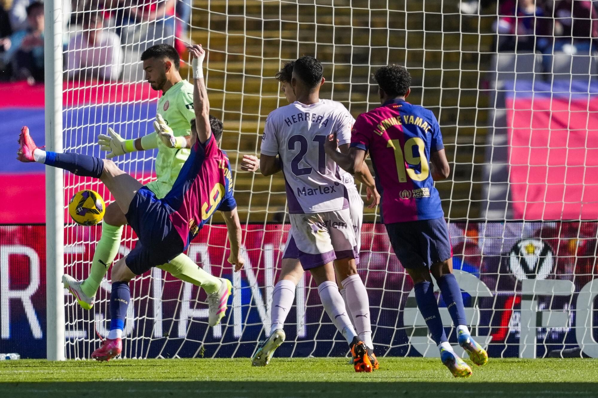 El delantero del Barcelona Robert Lewandowski remata para marcar gol contra el Girona, durante el partido de la jornada 29 de LaLiga que FC Barcelona y Girona disputan este domingo en el estadio Lluis Companys de Barcelona. EFE/ Alejandro García. (Barcelona) (girona)