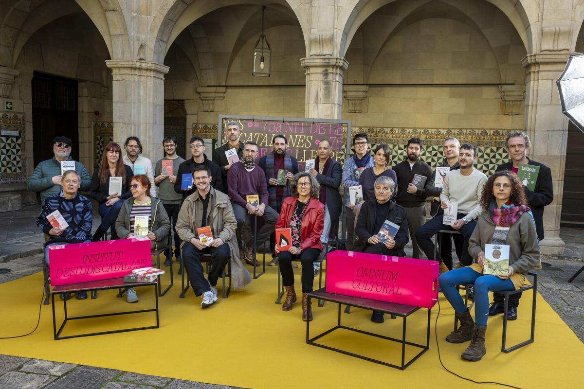Foto de familia de los finalistas de la 75 Nit de les Lletres Catalanes