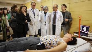 La consejera Fátima Matute observa cómo funciona el dispositivo