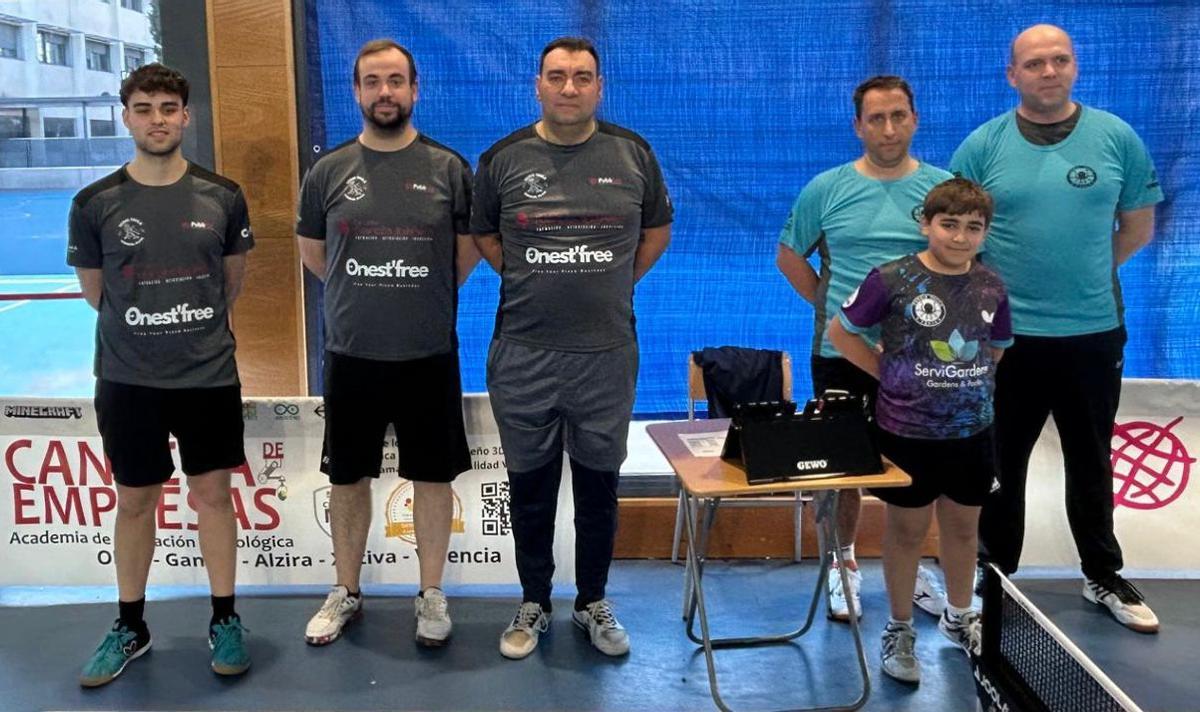 El equipo olivense B de 1ª Autonómica junto a sus rivales