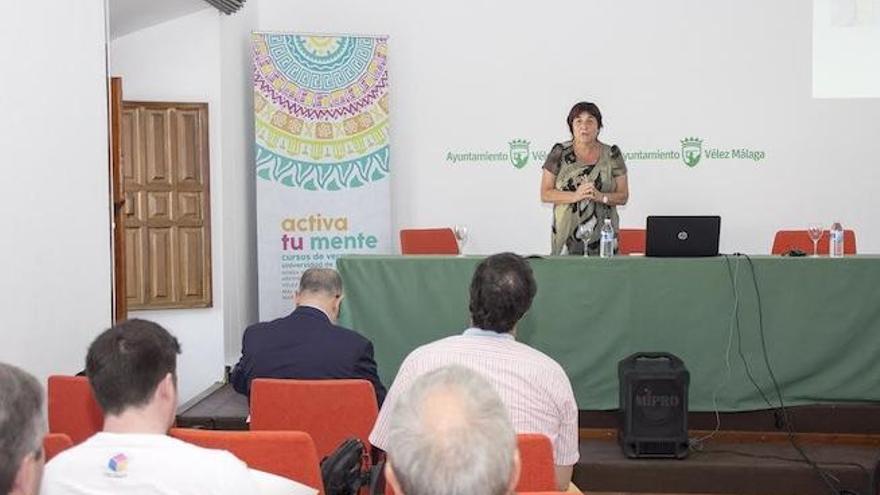 Rosa Solá inauguró el curso sobre Política Científica.