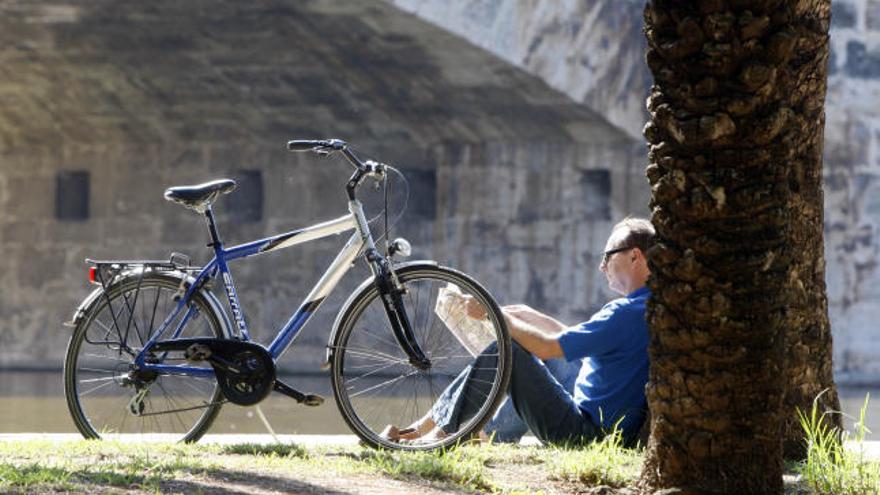 Un cicloturista descansando ayer en el cauce del río Turia.