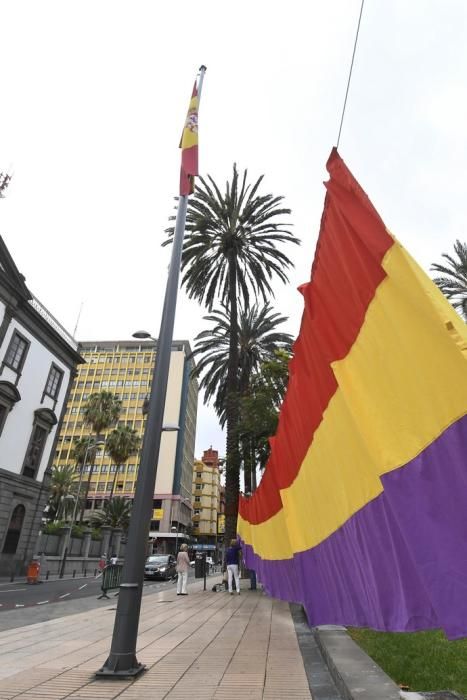 17-07-19 CANARIAS Y ECONOMIA. PARQUE DE SAN TELMO. LAS PALMAS DE GRAN CANARIA. Manifestacion, concentracion y despliegue de la bandera republicana delante del Palacio Militar. Fotos: Juan Castro.  | 17/07/2019 | Fotógrafo: Juan Carlos Castro