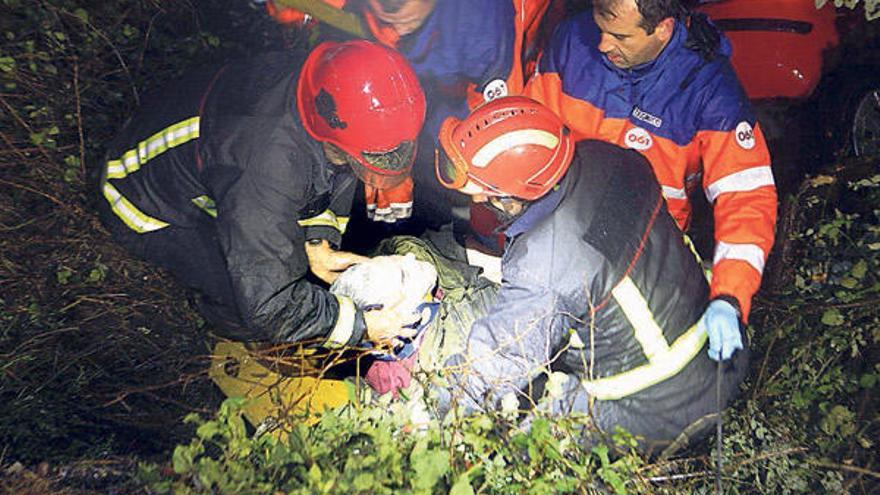 Rescatan a un conductor discapacitado tras caer por un desnivel en la A-52 y llamar desde su móvil