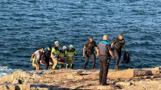 Los Bomberos de A Coruña rescatan a una mujer que se cayó en las rocas de Punta Herminia