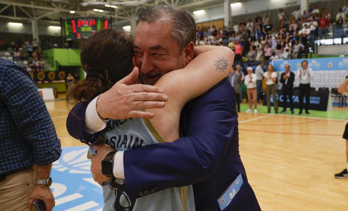 Abrazo entre Carlos Álvarezy Anne Senosiain.