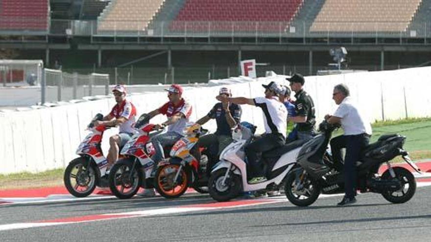 Pilotos de Dorna inspeccionan el lugar del accidente.