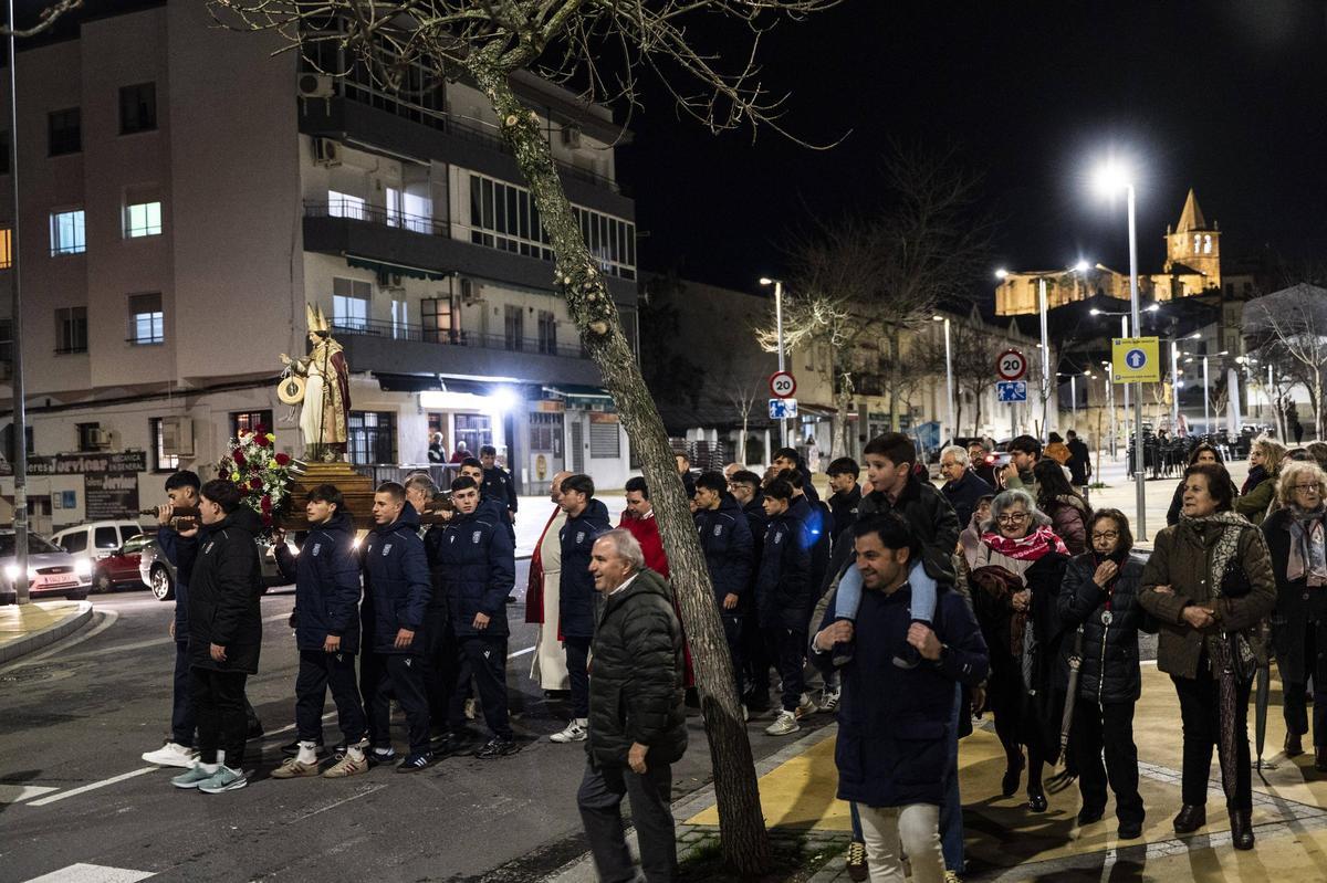 Los jugadores del colegio Diocesano de Cáceres cumplen su promesa y portan a San Blas en su procesión