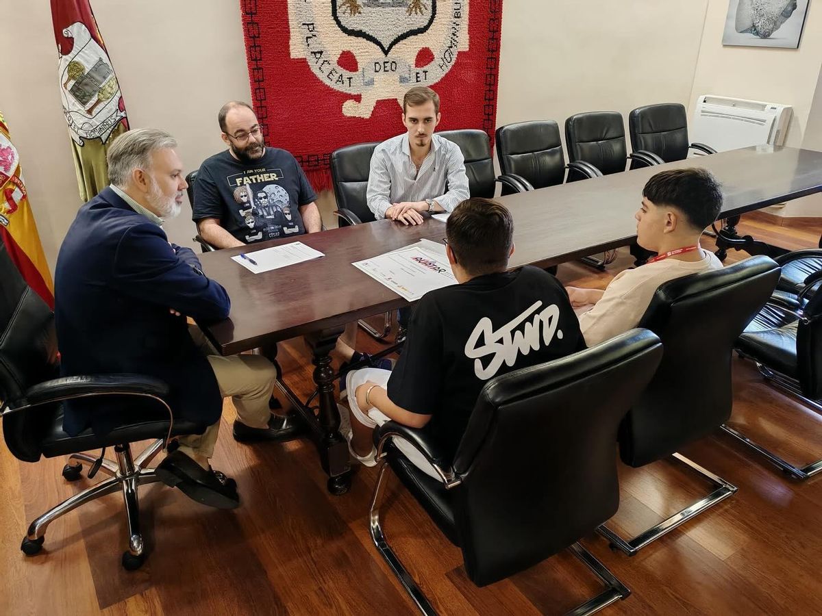 Los alumnos premiados y su profesor, con el alcalde y el edil de Juventud.