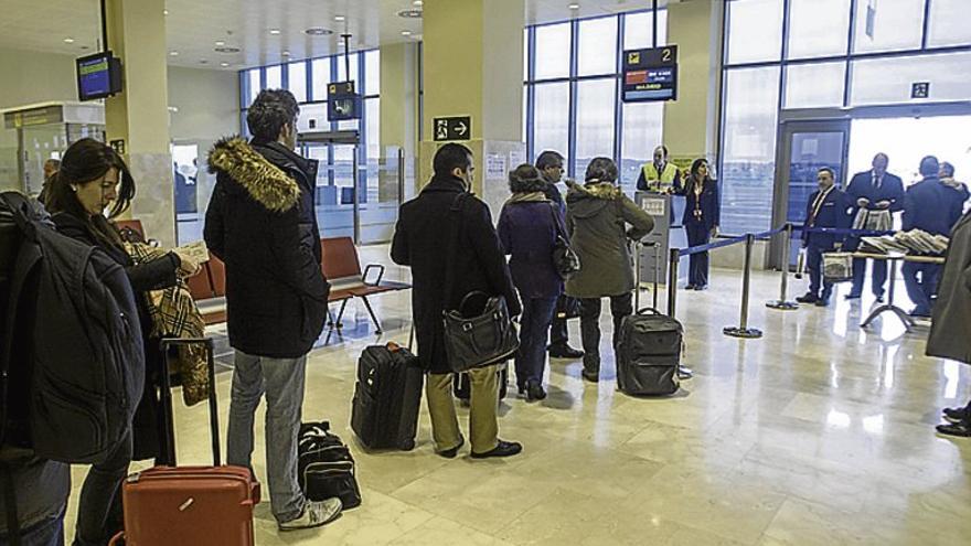 Viajeros de los primeros vuelos a Badajoz valoran que se recupere el servicio y critican los horarios