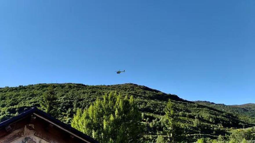 Un helicóptero sobrevuela Porto para el traslado de una vecina al hospital