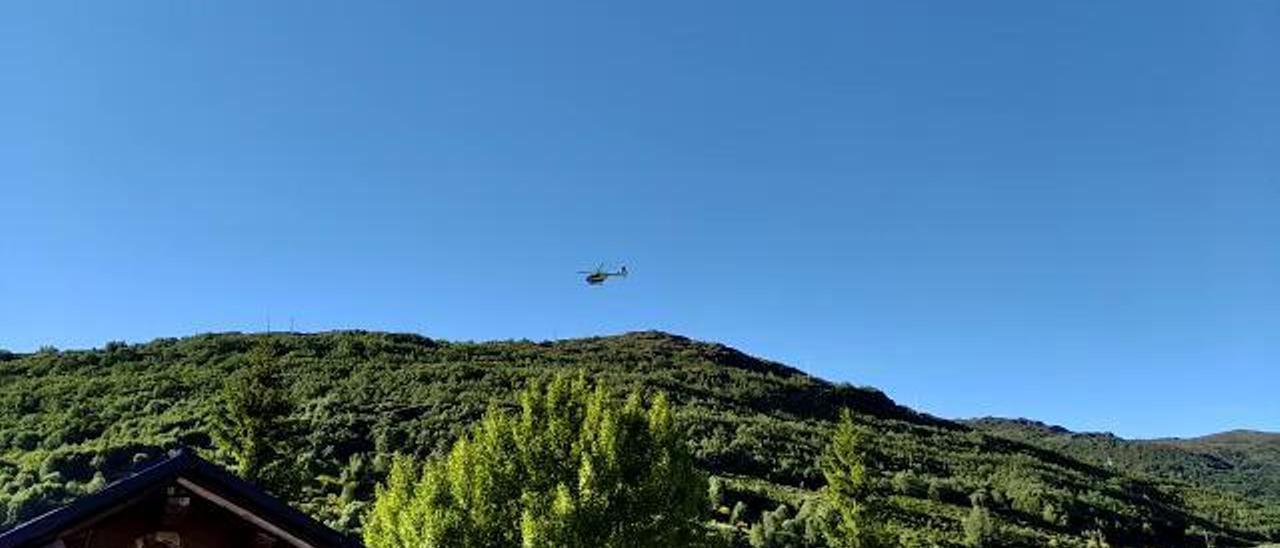 Un helicóptero sobrevuela Porto para el traslado de una vecina al hospital