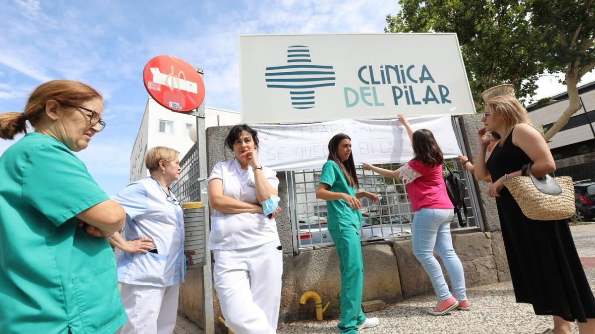Varias de las trabajadores, ayer, durante la protesta a las puertas de la clínica.