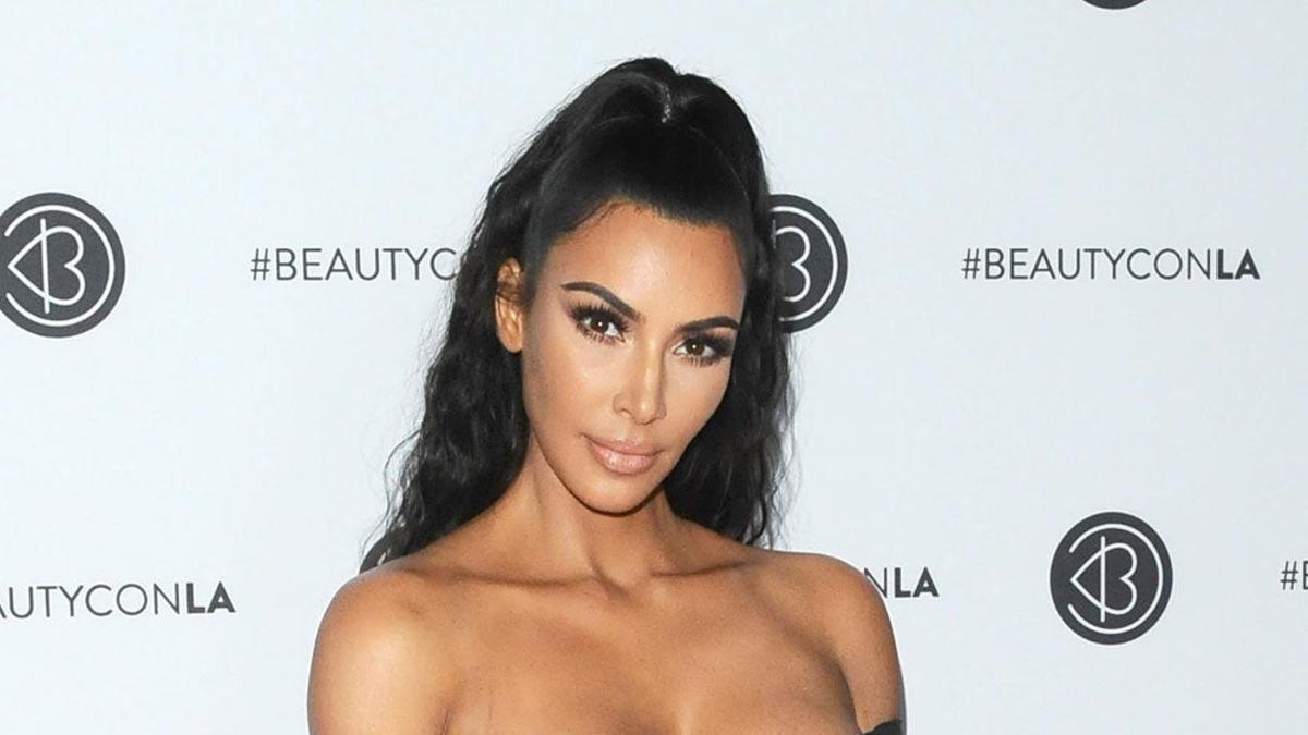 Kim Kardashian se atreve con las mallas de ciclista para un evento de belleza