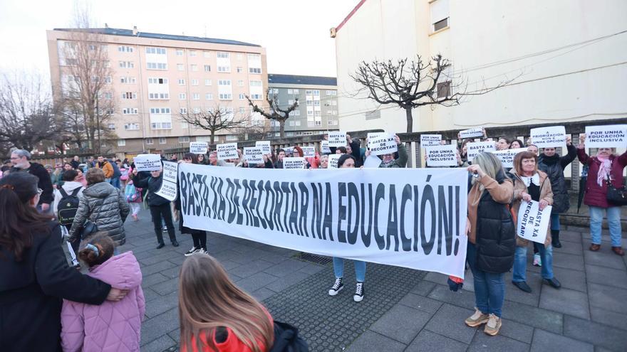 Concentración de padres por la retirada de profesores PT y AL en el colegio María Barbeito, en A Coruña