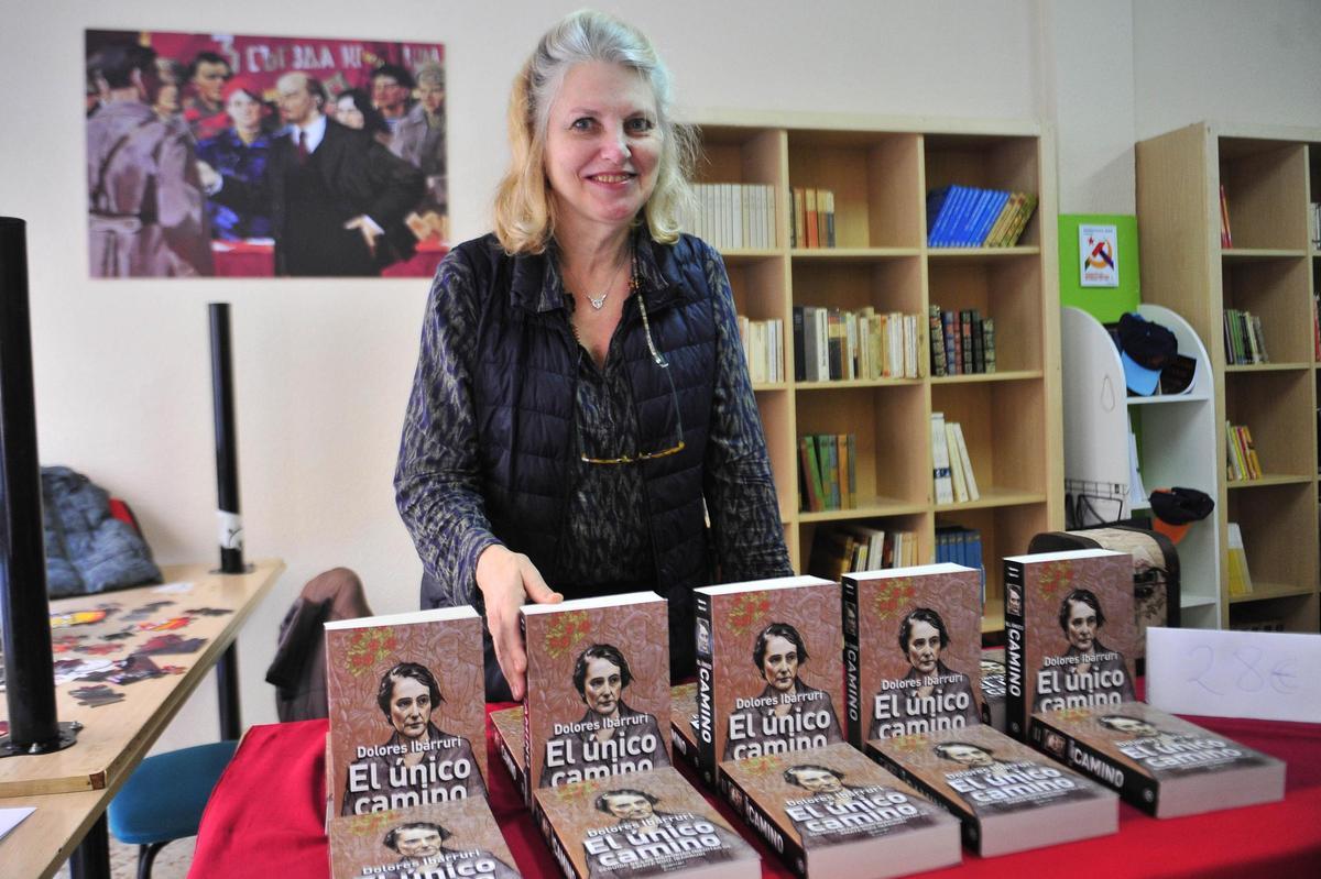 Lola Ruiz junto a ejemplares del libro que ha reeditado sobre Dolores Ibárruri