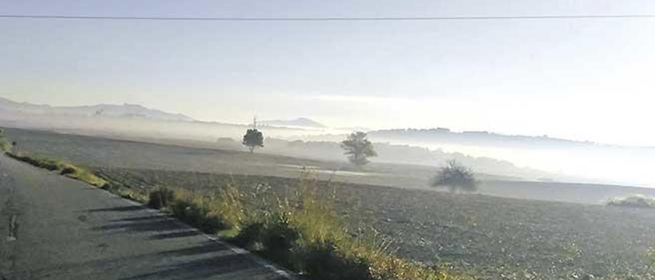 Santa Margalida se intuye tras la niebla a la izquierda de la imagen.