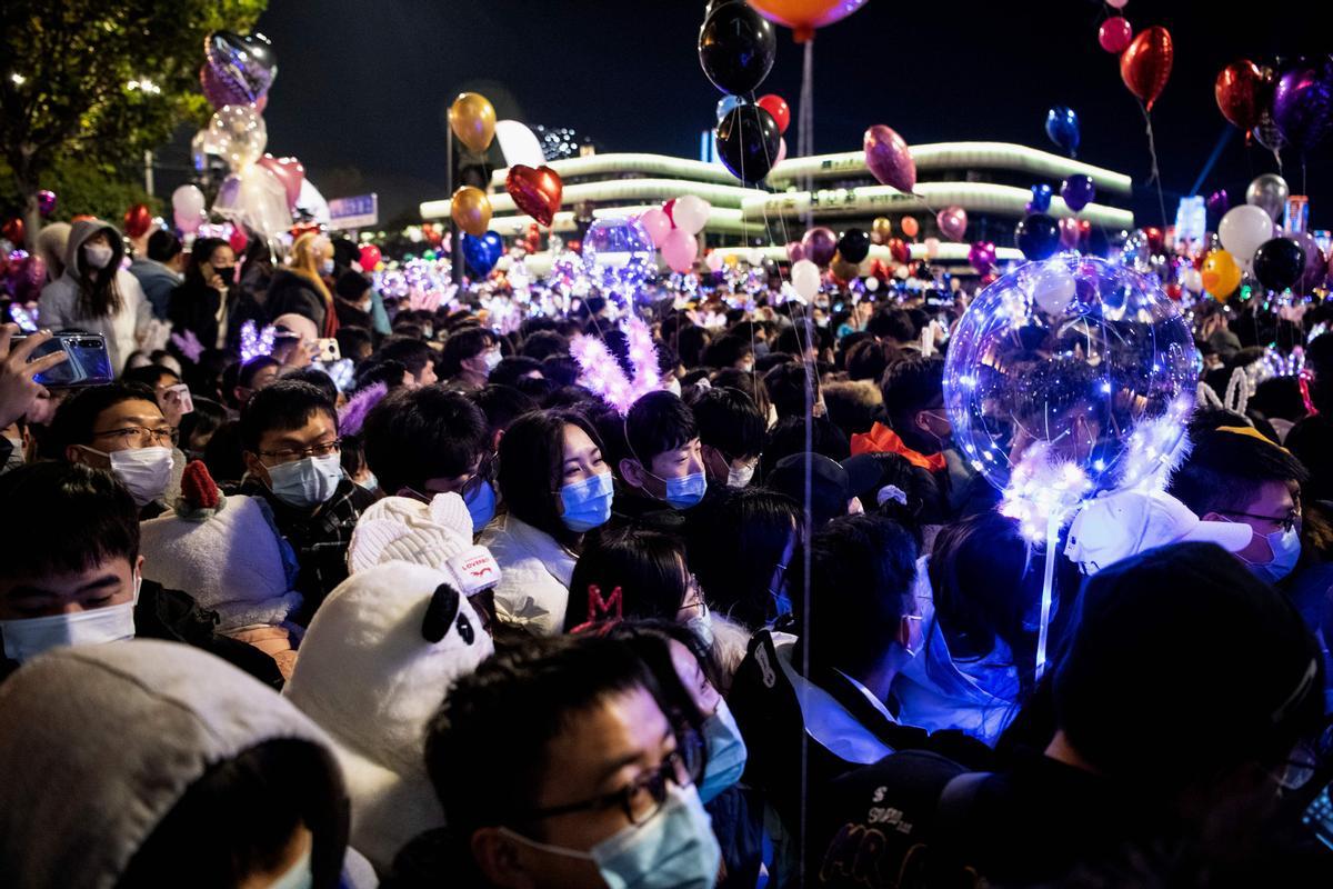 Personas celebrando el Año Nuevo en Wuhan