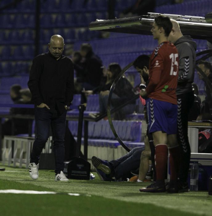 Dos errores del meta gaditano condenan al Hércules en su mejor partido de la temporada.