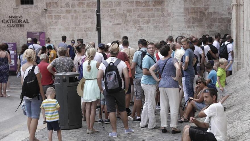 Cola frente a la Catedral esta semana.