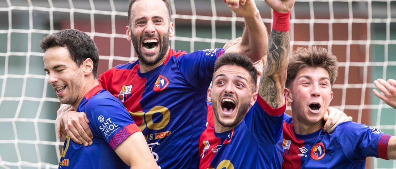 Els jugadors de l’Olot celebren el gol anotat per Enric Vallès