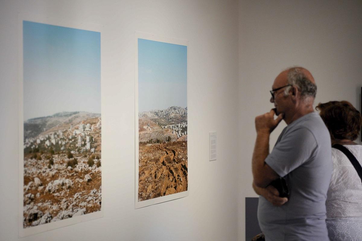 Visitantes en la exposición TadafuqFluir Artistas palestinos en movimiento, que acoge la Casa Árabe en Córdoba.
