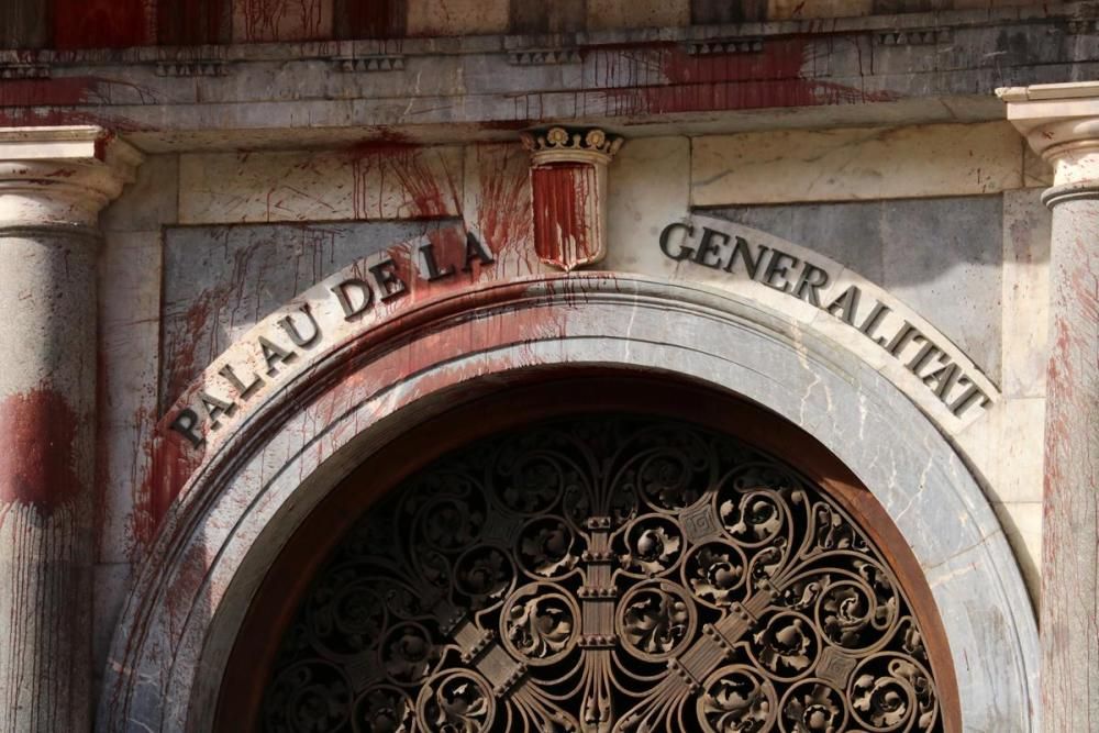 Llencen pintura a la façana de la Generalitat contra el tancament de la restauració