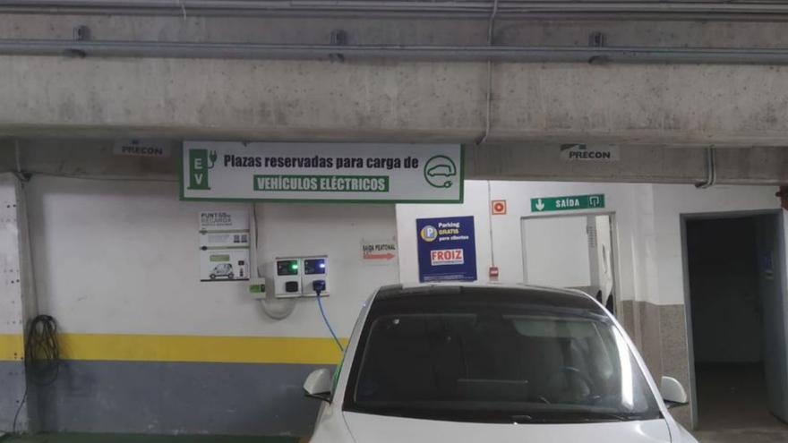 Vehículo eléctrico en el parking de la avenida de Marín.