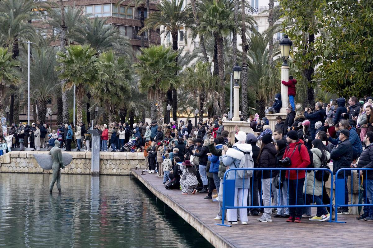 Los Reyes Magos llegan al puerto de Alicante en una tarde marcada por el frío y la lluvia