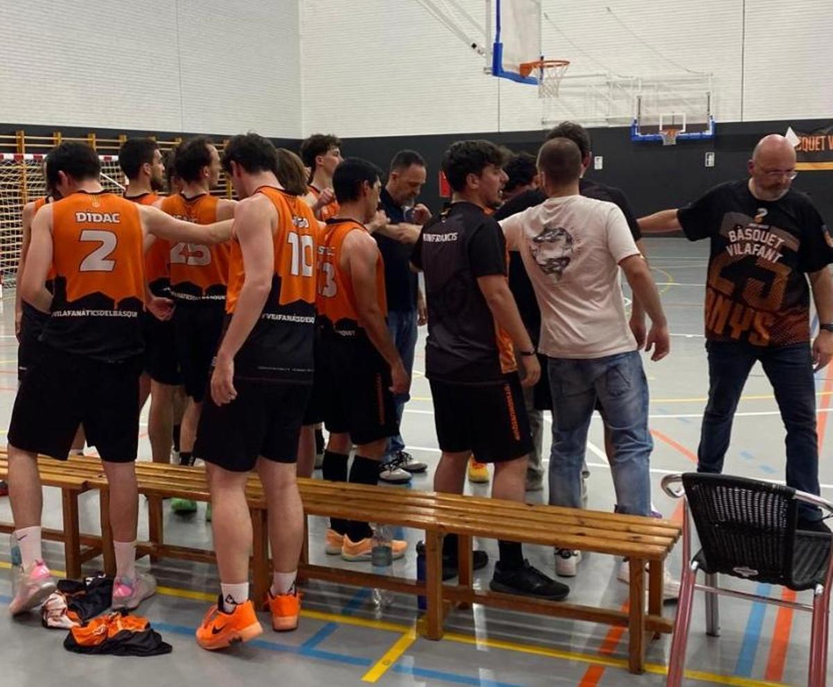 El Bàsquet Vilafant celebra la victòria contra el Porqueres.