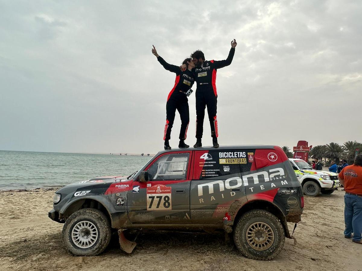 Lidia Ruba, natural de Zaragoza, y Juan Morera, su marido, tras llevarse el Dakar Classic