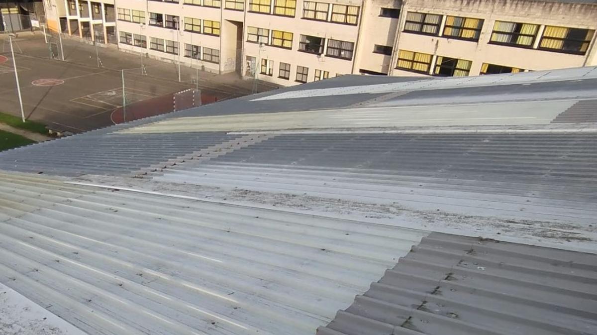 Vista de la cubierta del polideportivo.