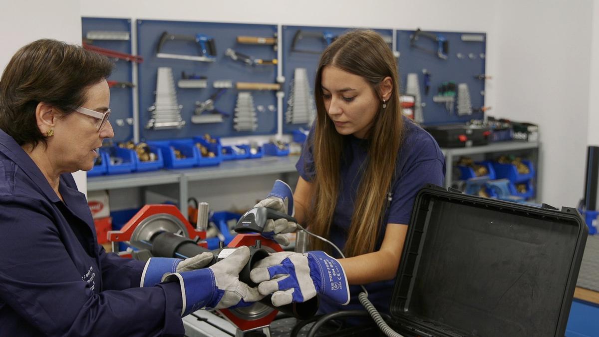 Dos mujeres en una de las prácticas de Facsa; la formación dual permite adquirir competencias clave para el ciclo integral del agua.