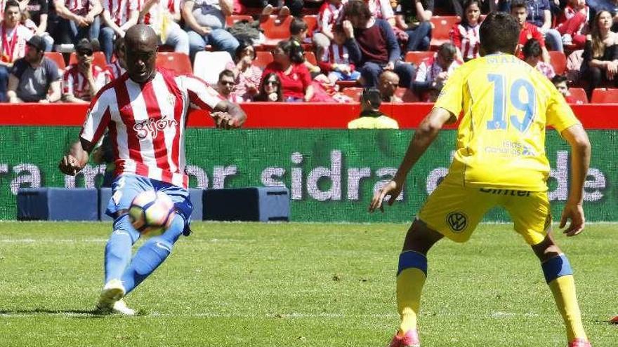 Babin golpea un balón en el encuentro ante Las Palmas.