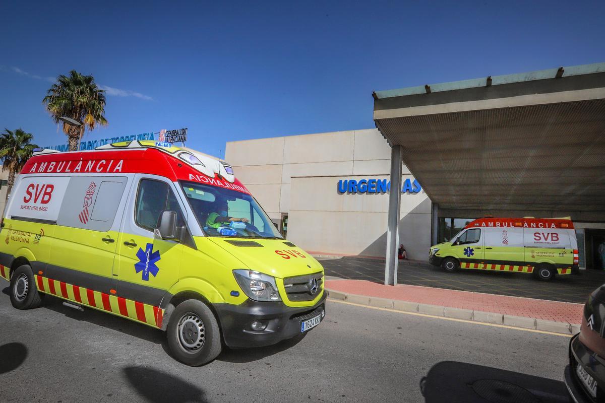 Una ambulancia en el acceso a Urgencias del Hospital Universitario de Torrevieja