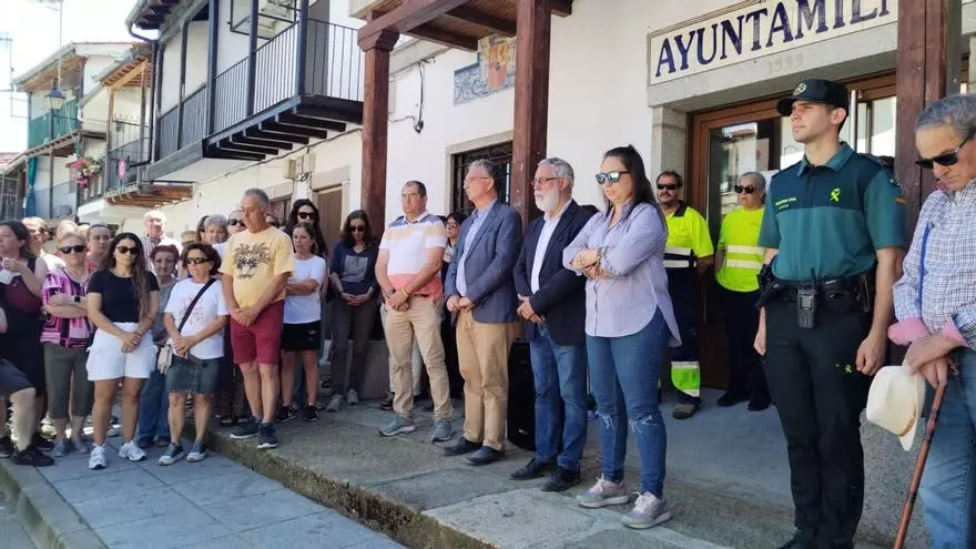 Vídeo | Minuto de silencio por el asesinato machista en Aldeanueva del Camino