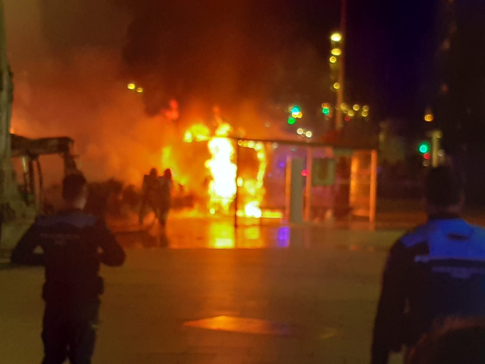 Las llamas calcinan un autobús en pleno centro de Vigo