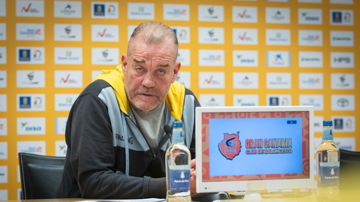 Néstor 'Che' García durante su comparecencia de esta maána en la sala de prensa del Arena.