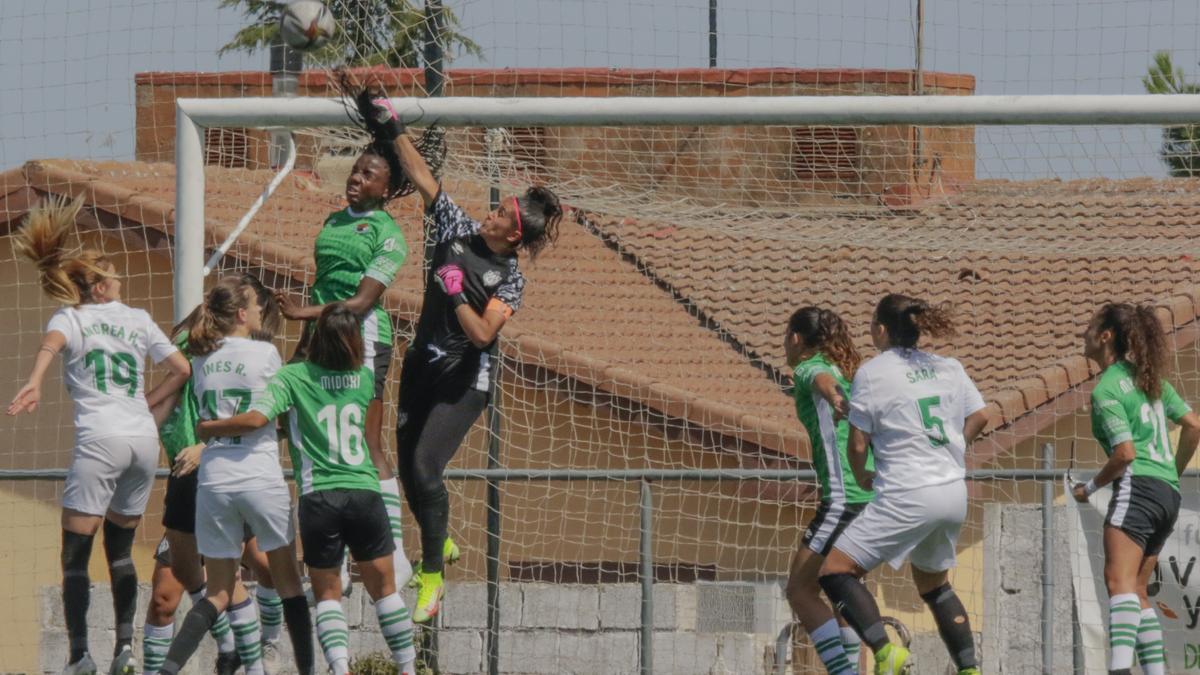 Tatiana despeja un balón de puños.